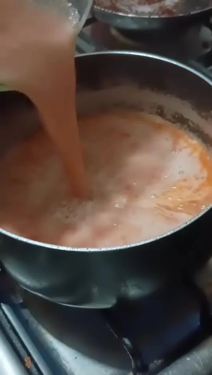 Agrega la mezcla licuada a la olla caliente y cocina hasta que hierva.