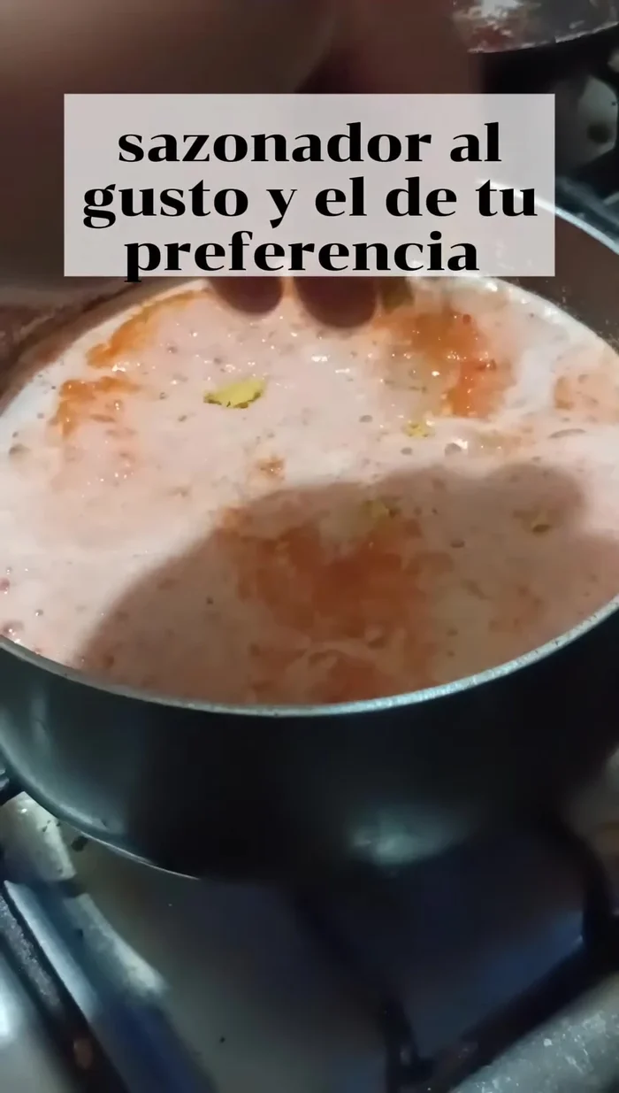 Añade el sazonador (el autor utiliza sazonador Norsuiza), orégano molido y revuelve para mezclar los sabores.