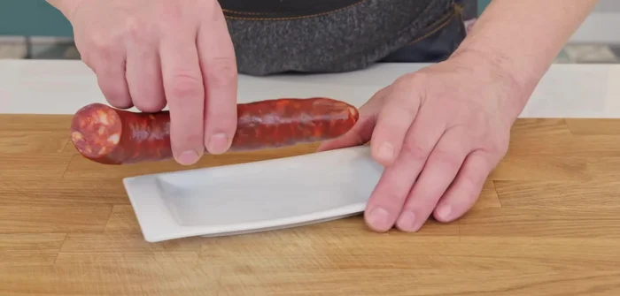 Cortar el chorizo en rodajas.