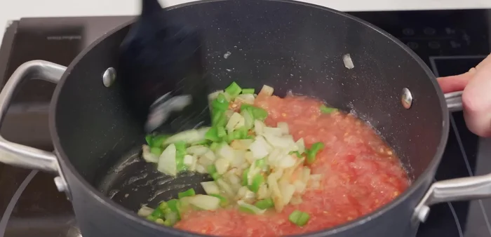 Incorporar el tomate rallado, mezclar bien y cocinar unos minutos hasta que el tomate reduzca. Triturar para una textura más fina (opcional).