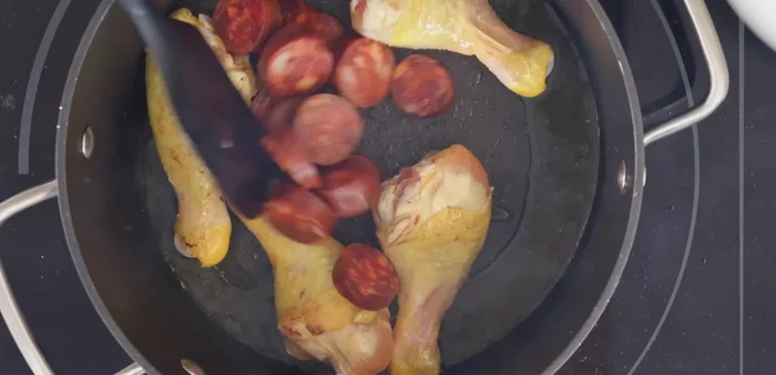 Añadir el chorizo a la cazuela y dejar que suelte su grasa y aroma.