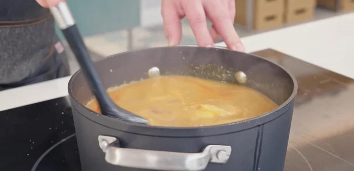 Tapar la cazuela y dejar cocinar a fuego medio durante 40-45 minutos.