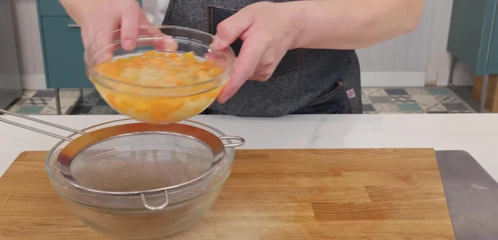 Sacar la patata y la zanahoria del microondas, escurrirlas y añadirlas a las lentejas casi listas. Cocinar unos minutos más.
