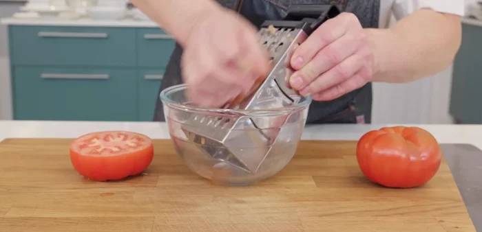 Cortar los tomates por la mitad y rallarlos. Pelar y cortar la patata en dados.