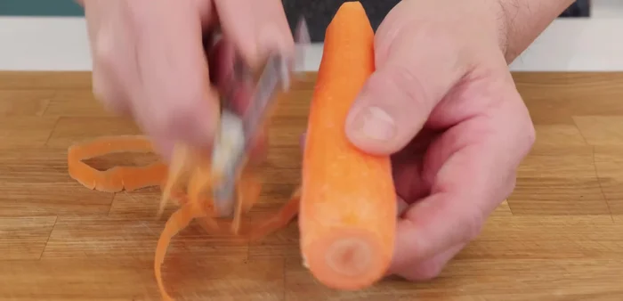 Cortar la zanahoria en dados.