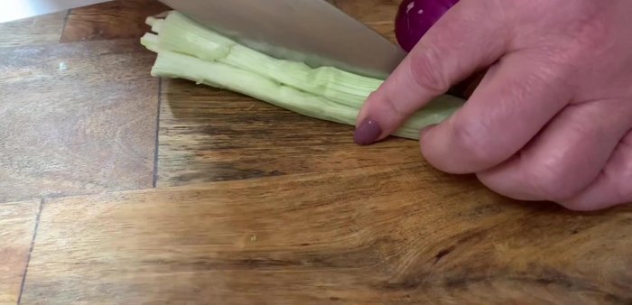 Picar finamente la cebolla.