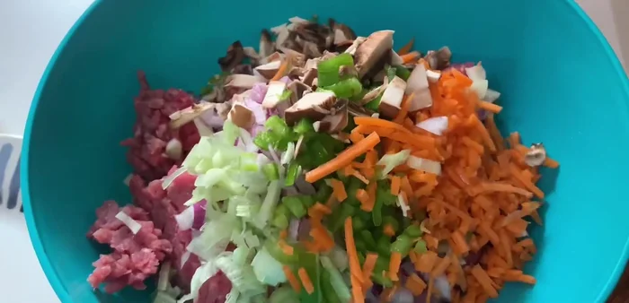En un bol, mezclar la carne picada con las verduras picadas, sal, pimienta, ajo molido, curry, comino, ají (opcional) y un poco de aceite de oliva. Si la mezcla está seca, añadir un poco de agua fría.