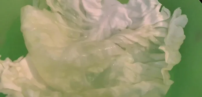 Extender las hojas de col y colocar una pequeña porción de la mezcla de carne en cada hoja. Enrollar formando rollitos.