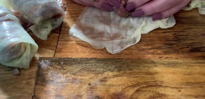 Colocar los rollitos en una cazuela, con las verduras restantes en el fondo. Agregar un poco de agua, tapar y cocinar a fuego lento durante 10 minutos.