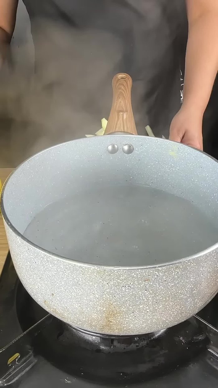 Colocar un chayote entero, pelado y cortado, para que se cocine rápidamente.