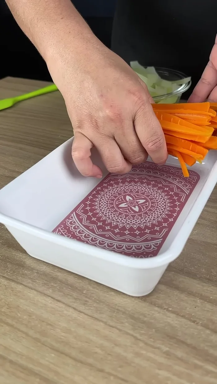 En un recipiente, organizar la zanahoria cocida en el fondo.