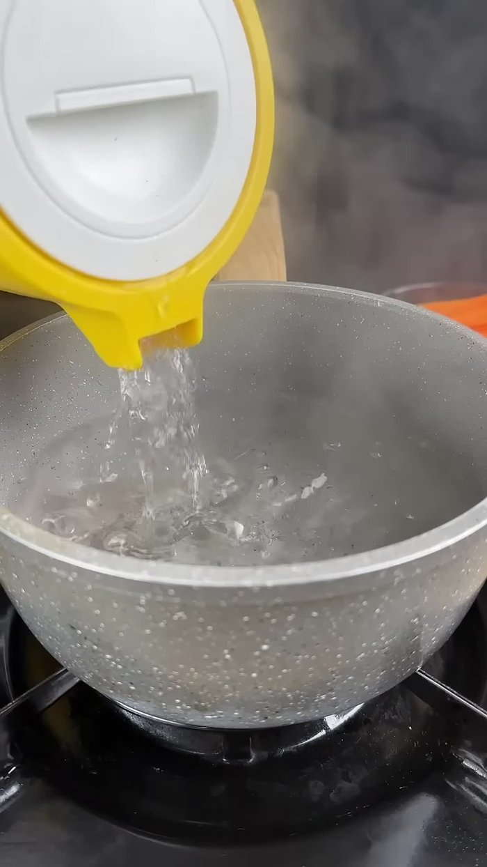 Agregar suficiente agua en una olla para cocinar los vegetales.