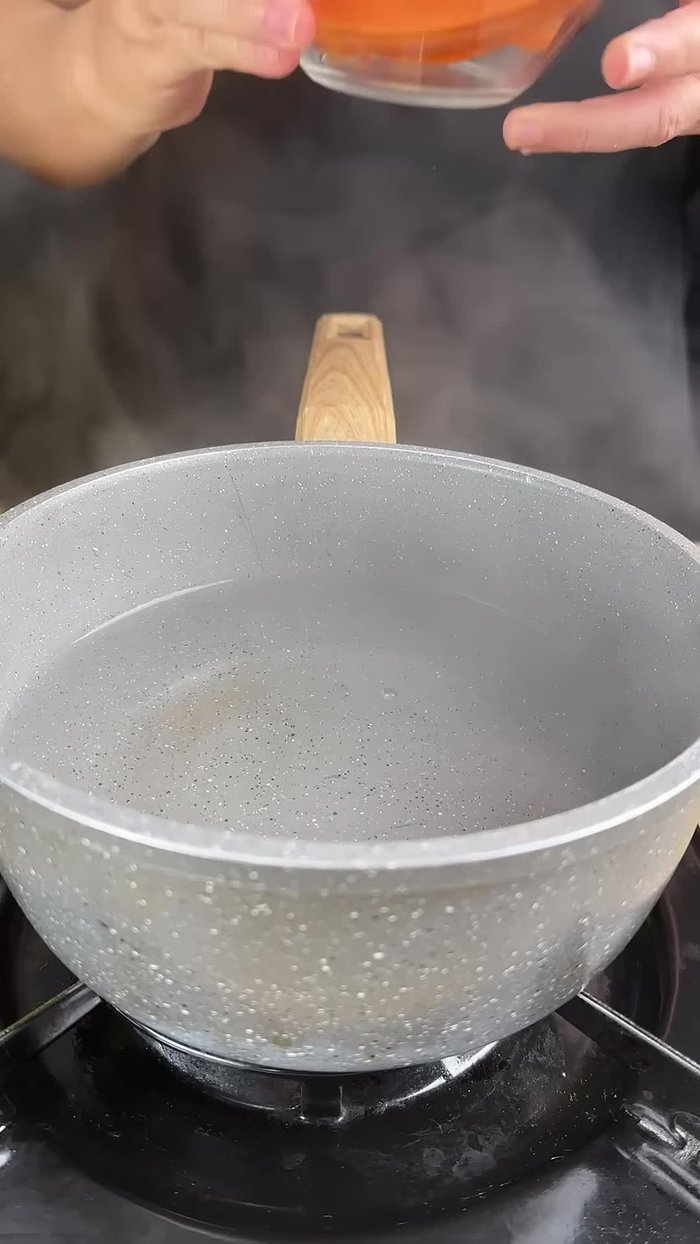 Colocar una zanahoria ya cortada y dejar cocinar durante aproximadamente 5 minutos hasta que esté suave pero aún firme.
