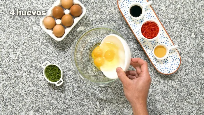 Batimos los huevos. Agregamos sal, pimienta, sillao o salsa de soya, y aceite de ajonjolí.