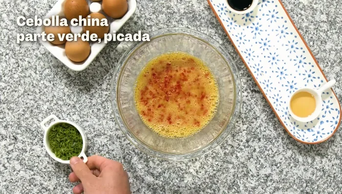 Añadimos pimiento y cebolla china (parte verde).