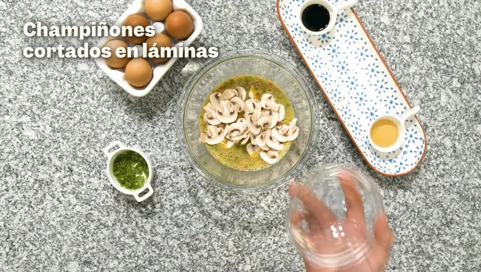 Incorporamos los champiñones cortados en láminas.