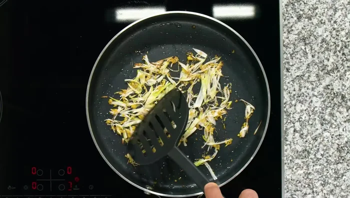 Una vez dorados, agregamos la mezcla de huevos y freímos como tortilla.