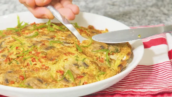 Servimos sobre arroz graneado y decoramos al gusto.