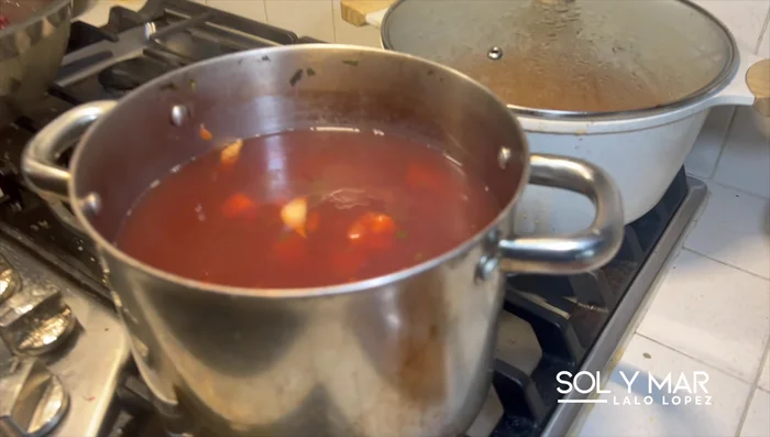 Reducir la cantidad de agua de cocción del pulpo a la mitad y agregar los camarones. Cocinar por 2-3 minutos hasta que estén rosados.