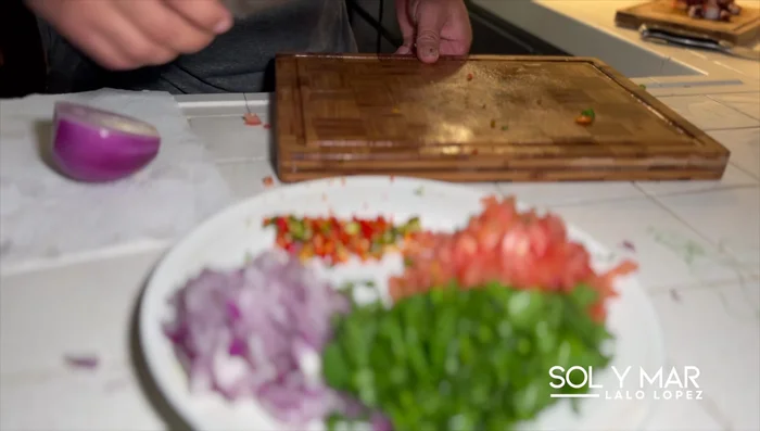 Para el coctel: Mezclar cebolla, cilantro, jitomate, chile serrano, habanero, aguacate y el caldo de la cocción del pulpo y camarones.