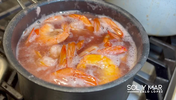 Pelar los camarones. (Opcional: dejar algunos con cáscara para mayor sabor).