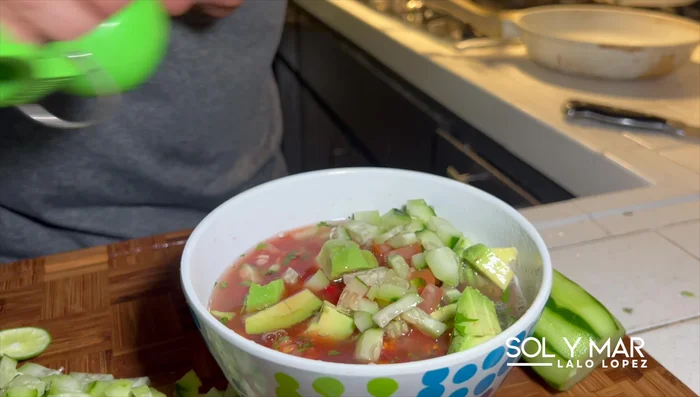 Servir el coctel con pulpo y camarones, agregar limón y salsa al gusto.