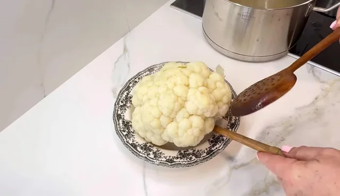 Desmontar la coliflor: Una vez cocida y fría, desmontar la coliflor en ramilletes (121.64).