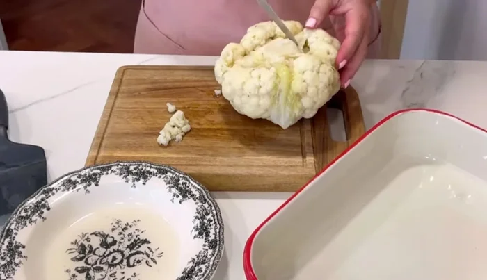 Armar el plato: Colocar los ramilletes de coliflor en una fuente para horno. Cubrir con la ajada y la bechamel. Agregar queso parmesano por debajo de la bechamel (140.879).