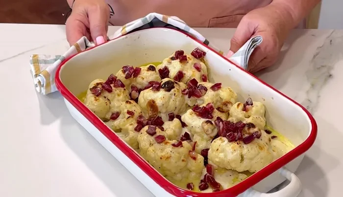 Agregar el jamón: Agregar el jamón ibérico una vez sacado del horno (243.04). Servir caliente, preferiblemente con huevos fritos (261.72).