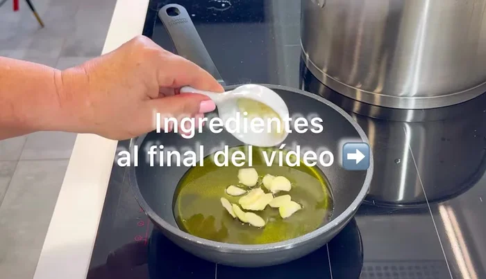 Preparar la ajada: En una sartén, freír ajos laminados en aceite de oliva hasta que estén dorados, teniendo cuidado de no quemarlos (11.4).