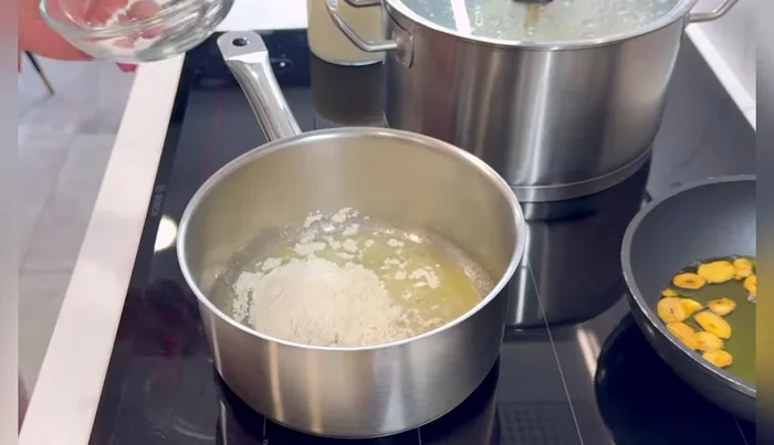 Elaborar la bechamel: Derretir mantequilla en una sartén. Agregar harina y tostar bien. Agregar la leche (fría o a temperatura ambiente) en dos partes, revolviendo constantemente. Incorporar sal, pimienta negra y nuez moscada hasta que espese (76.24).