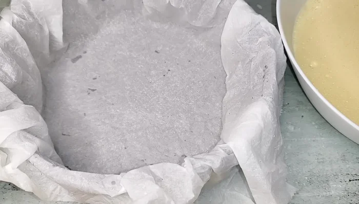 Forrar un molde de 18 cm con papel de hornear húmedo y escurrido.