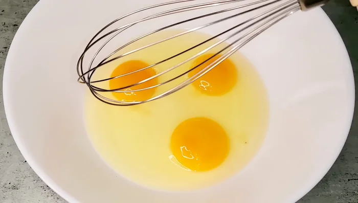 Batir 3 huevos con la batidora hasta obtener una mezcla espumosa. (Aproximadamente 2-3 minutos)