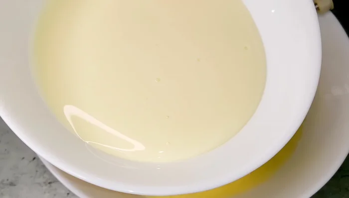 Añadir 200g de leche condensada a la mezcla de huevos batidos.