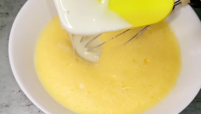 Agregar 250g de queso crema y (opcional) un poco de esencia de vainilla.