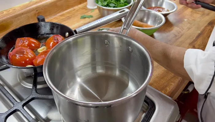 En una olla, derretir la mantequilla. Agregar el chorizo desmenuzado y la cebolla fileteada. Sofreír.