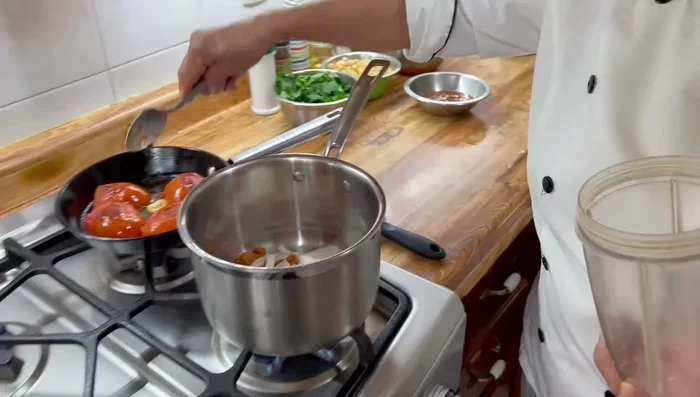 Licuar los tomates asados con los ajos.