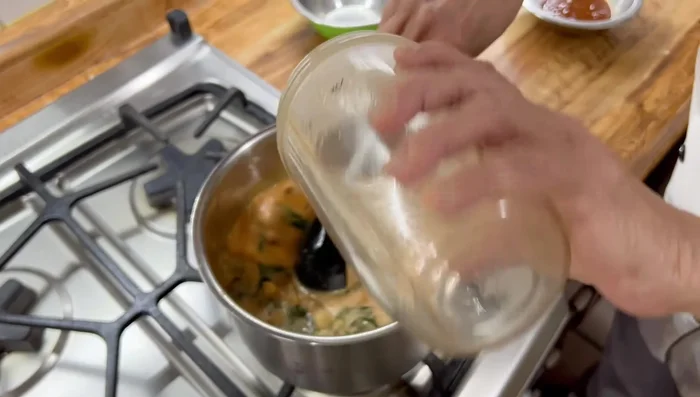 Sazonar con sal y pimienta al gusto. Agregar puré de tomate para intensificar el color (opcional).