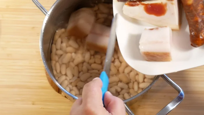 Trocear el jamón, unto y chorizo.