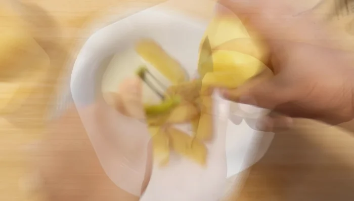 Pelar y chascar las patatas.