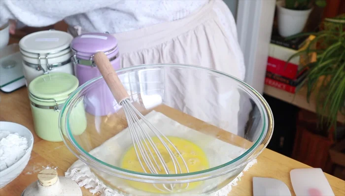Preparar el queso crema: batir el queso crema con el azúcar glas hasta obtener una consistencia cremosa.