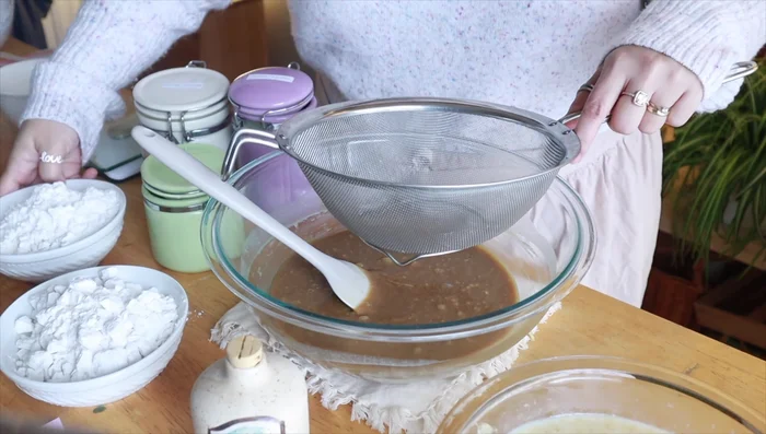 Untar el queso crema sobre el pan de plátano una vez frío.
