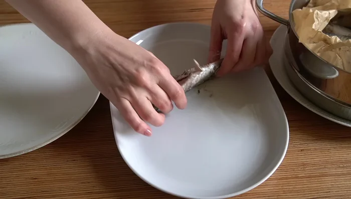 Pelar la caballa, separar los lomos de la espina y rectificar la salsa con sal y azúcar si es necesario.