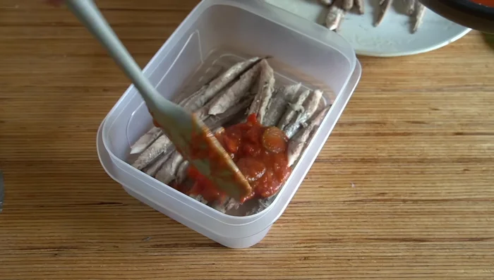 Colocar el pescado en un recipiente, cubrir con la salsa caliente, cerrar y dejar reposar durante 2-3 horas o toda la noche.