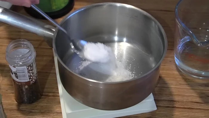 Para la caballa en salmuera: preparar una mezcla con sal, azúcar, pimienta, clavos, comino, laurel y agua. Cubrir la caballa y refrigerar durante 12-24 horas.