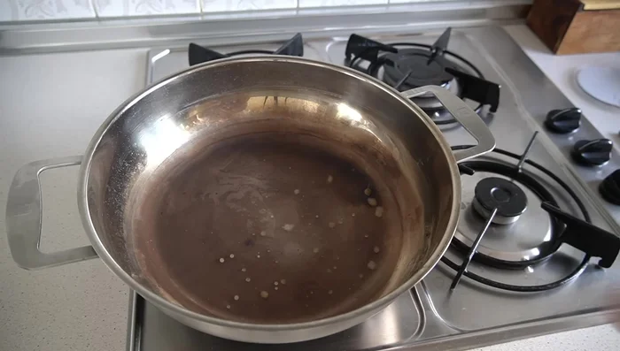 Para la caballa ahumada: calentar el fumadero, añadir virutas de madera y colocar la caballa en la rejilla. Cocinar durante 10-15 minutos a fuego bajo.