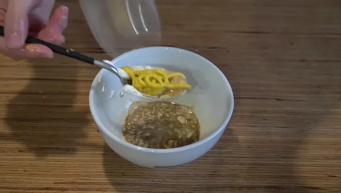 Para la caballa al estilo de arenque: mezclar yogur, salsa de soja y mostaza. Marinar la caballa con esta mezcla durante 30 minutos mínimo.