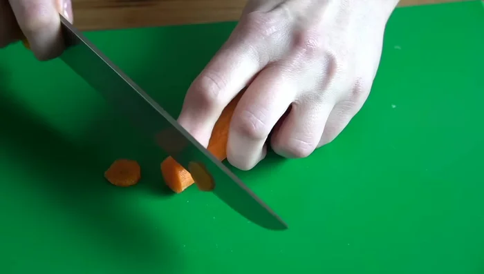 Añadir una zanahoria pequeña cortada en rodajas finas a la cebolla.
