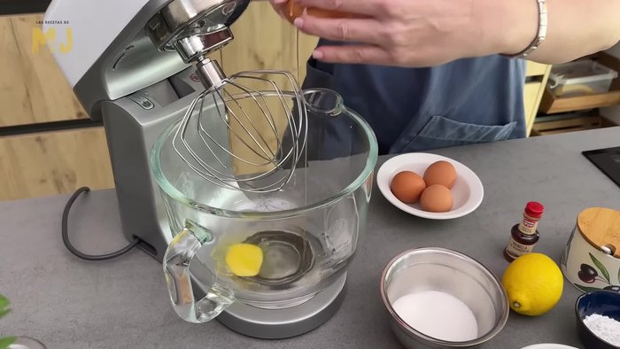 En el bol de la batidora, echamos cuatro huevos medianos a temperatura ambiente junto con 100 g de azúcar. Batimos hasta que doblen su volumen.