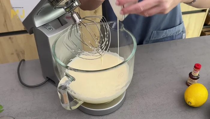 Añadimos 100 g de mantequilla sin sal derretida, 200 ml de nata para montar, una cucharadita de esencia de vainilla, y la ralladura y el zumo de medio limón o un limón entero (según preferencia). Batimos un minuto para integrar.